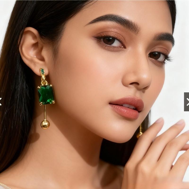 2Pcs Emerald Green Tassel Earrings – Vintage Luxury Style – Elegant Clip-on Statement Jewelry for Women