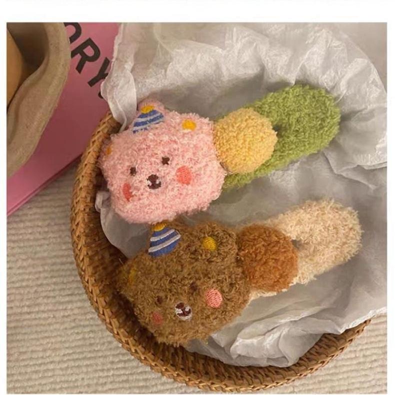 这款布丁熊风格的发饰 圆润可爱的造型 采用高档短毛绒材质 适合打造新发型的独特头饰
