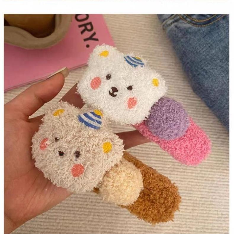 这款布丁熊风格的发饰 圆润可爱的造型 采用高档短毛绒材质 适合打造新发型的独特头饰