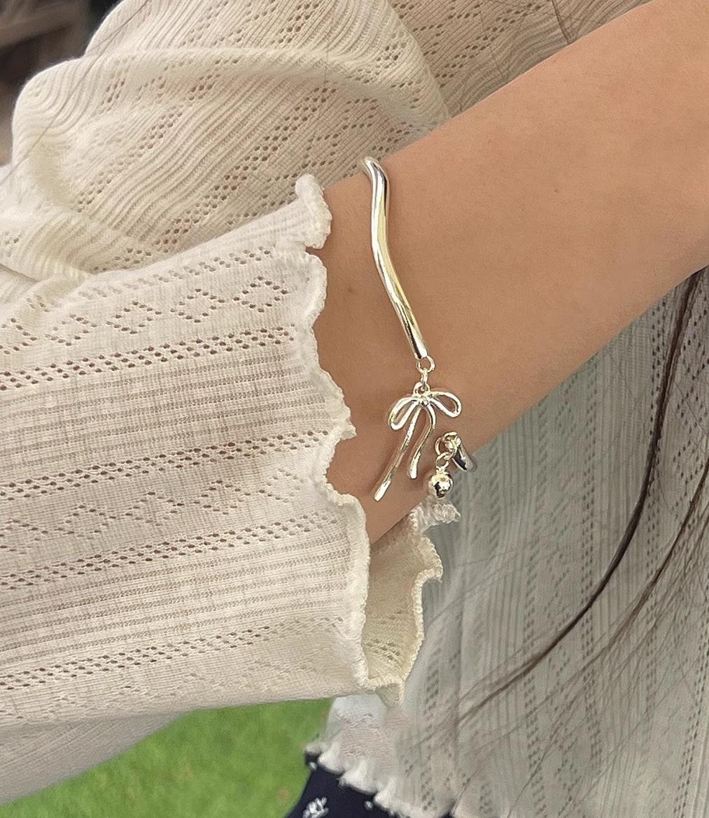 女童手链 甜美个性 优雅蝴蝶结 搭配精致铃铛珠子 展现温柔与快乐 独特设计 适合女孩 儿童饰品