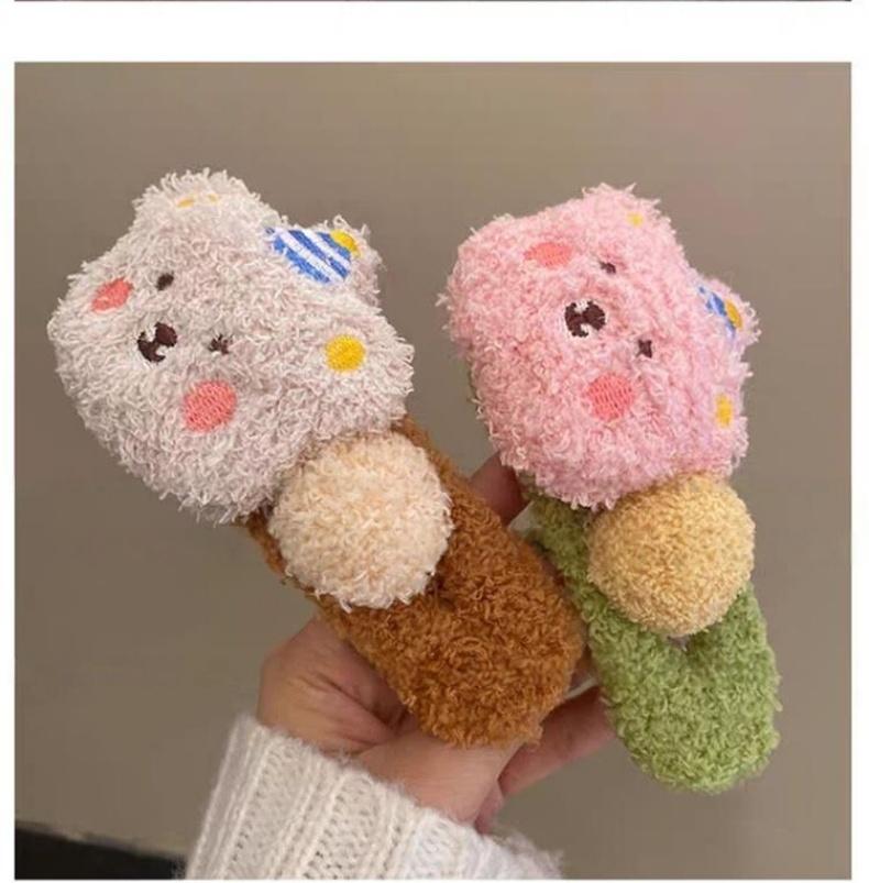 这款布丁熊风格的发饰 圆润可爱的造型 采用高档短毛绒材质 适合打造新发型的独特头饰