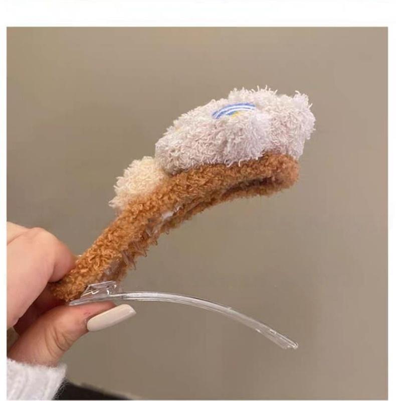这款布丁熊风格的发饰 圆润可爱的造型 采用高档短毛绒材质 适合打造新发型的独特头饰