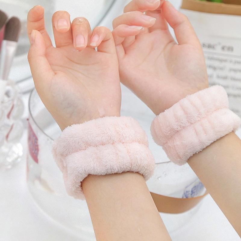 Face Washing Wristband Fine Stitched Edging No Loose Threads Compact Space-Saving for Bathroom Cabinet Morning Use