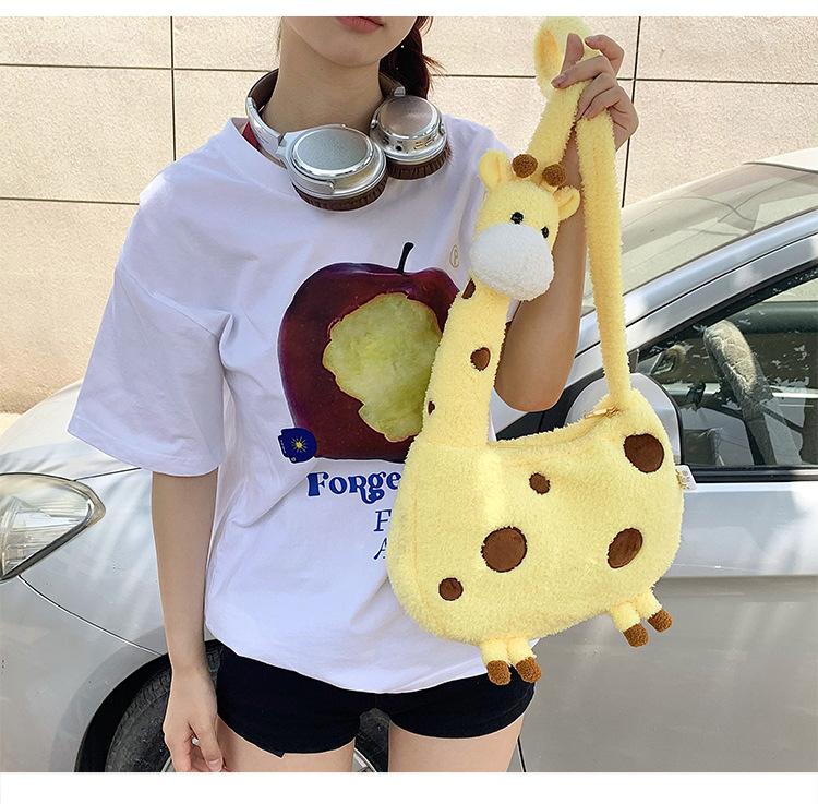 长颈鹿毛绒斜挎包女士可爱单肩包软萌拉链小包学生少女包